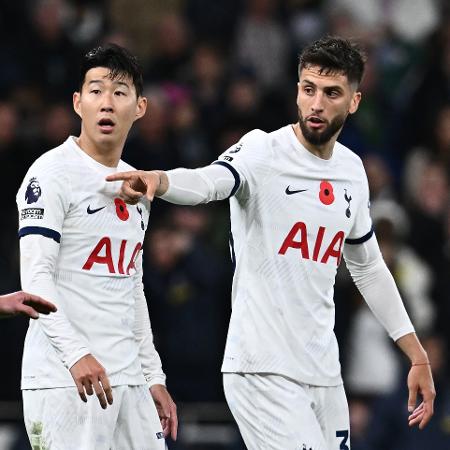 Son e Bentancur no jogo do Tottenham contra o Chelsea, pelo Inglês