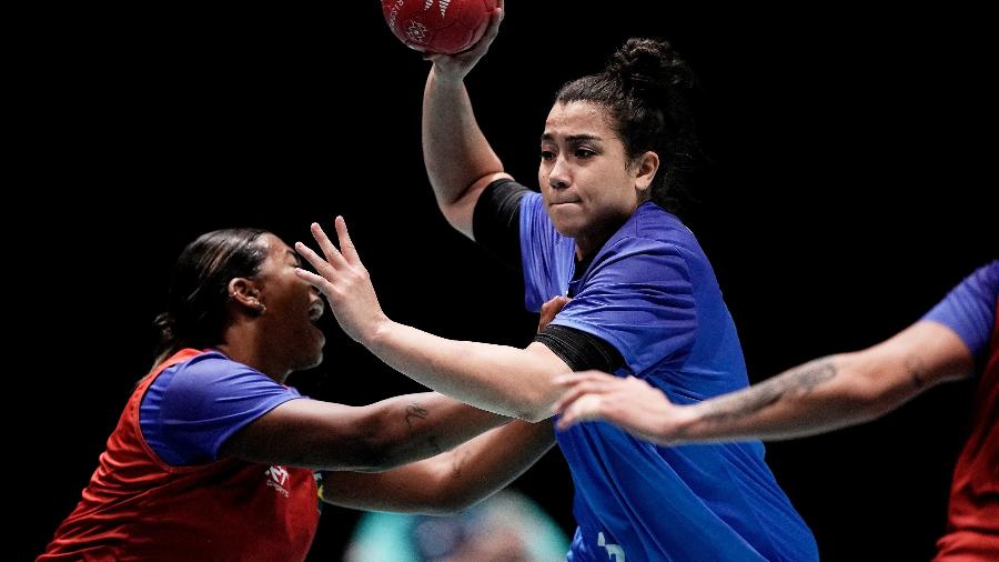 Giulia Guariero, da seleção feminina de handebol, ataca durante treino em Paris 2024