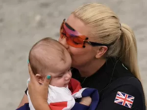 Atleta da Grã-Bretanha leva prata no tiro ao prato 3 meses após dar à luz