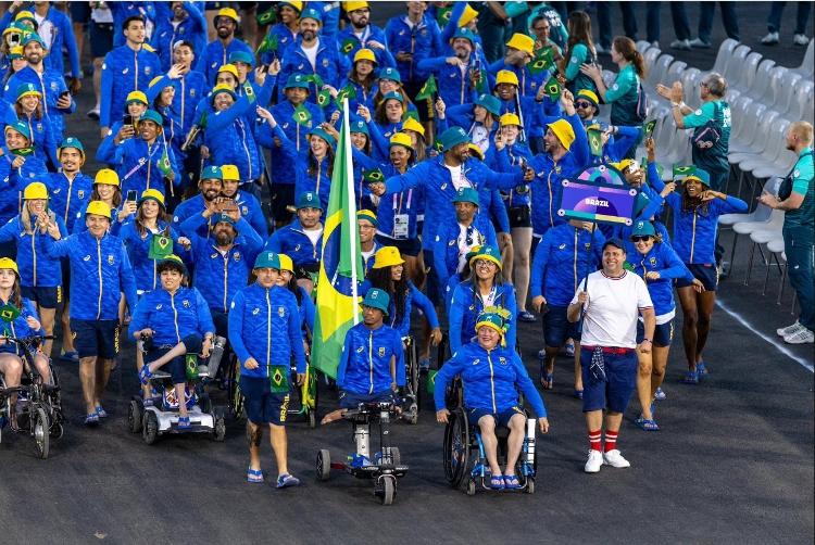 Delegação brasileira na cerimônia de abertura das Paralimpíadas de Paris