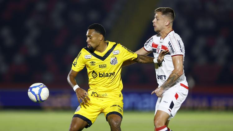 Wendel Silva, do Santos, em ação no duelo contra o Botafogo-SP, válido pela Série B