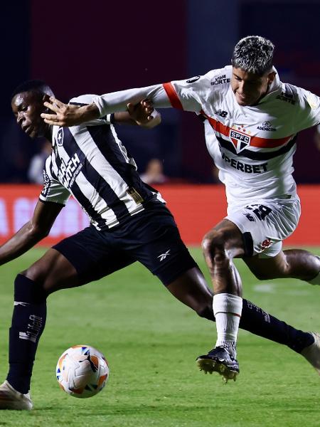 Luiz Henrique, do Botafogo, e Alan Franco, do São Paulo, disputam a bola em confronto da Libertadores - Marcello Zambrana/AGIF