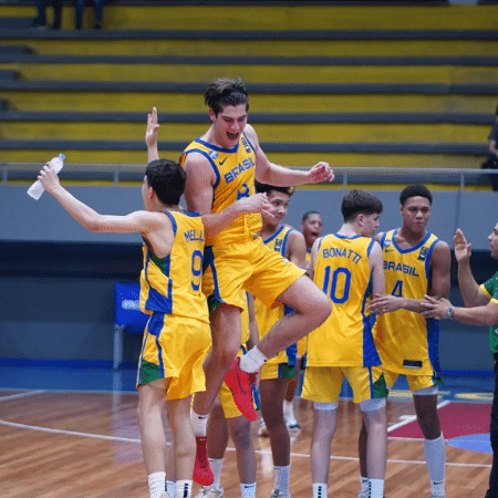 Jogadores da seleção brasileira sub-15 de basquete masculino comemoram vitória sobre a Venezuela no Sul-Americano