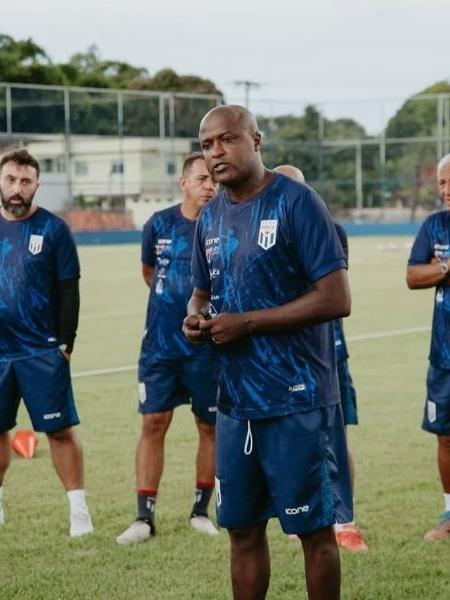 Ex-atacante de Botafogo, Flamengo, São Paulo, Santos e outros, Reinaldo é o técnico do Maricá