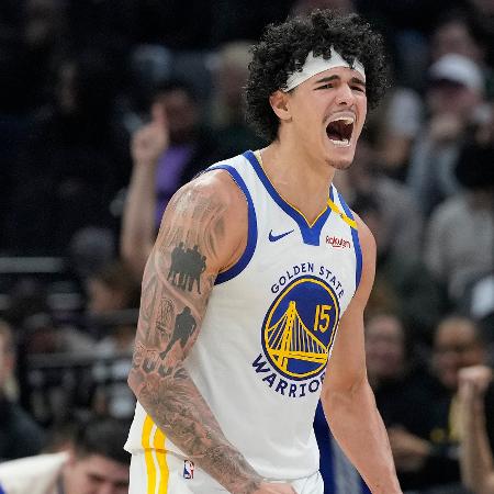 Gui Santos comemora cesta durante jogo entre Golden State Warriors e Sacramento Kings na NBA