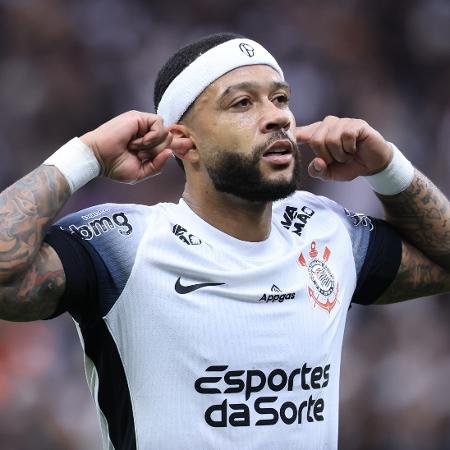 Memphis comemora gol marcado pelo Corinthians contra o Sport no Brasileirão