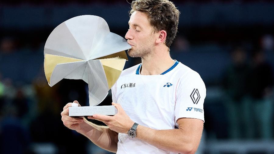 Casper Ruud com o troféu do Masters 1000 de Madri em 2025 Casper Ruud com o troféu do Masters 1000 de Madri em 2025