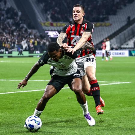 Cacá protege a bola durante Corinthians x Vitória, jogo do Brasileirão Cacá protege a bola durante Corinthians x Vitória, jogo do Brasileirão