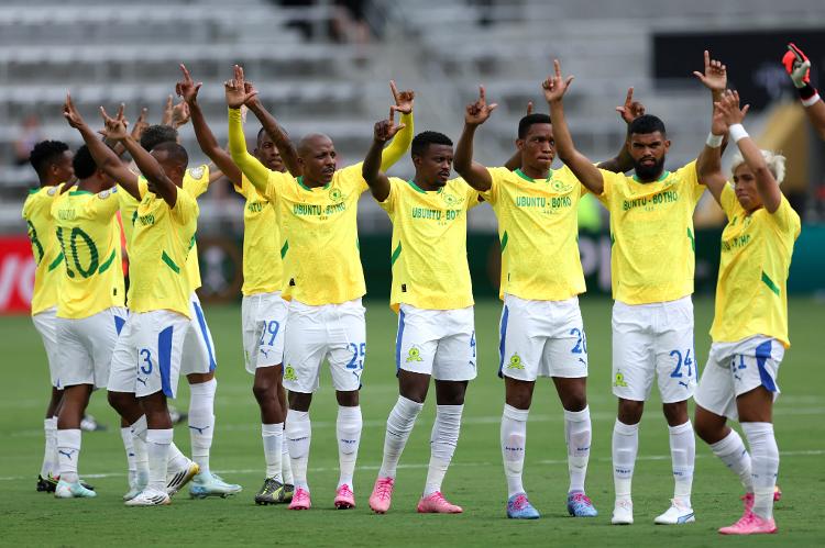 Jogadores do Mamelodi Sundowns comemoram vitória no Mundial fazendo símbolo de seu escudo Jogadores do Mamelodi Sundowns comemoram vitória no Mundial fazendo símbolo de seu escudo
