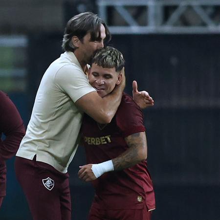 Soteldo, do Fluminense, comemora gol contra o Grêmio com o técnico Luis Zubeldía