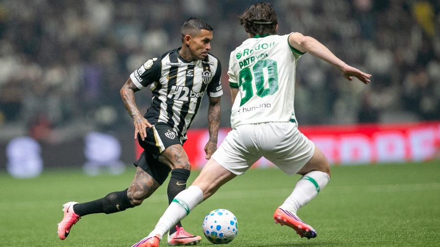 Dudu e Patryck Lanza disputam a bola em Atlético-MG x Juventude, pela Copa do Brasil