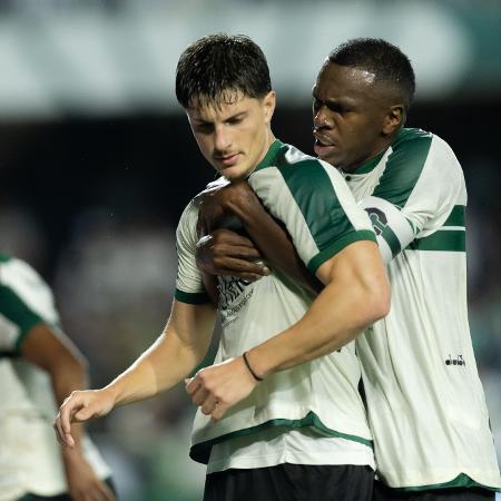 Tiago Coser, do Coritiba, comemora seu gol durante partida contra a Chapecoense, pelo Campeonato Brasileiro