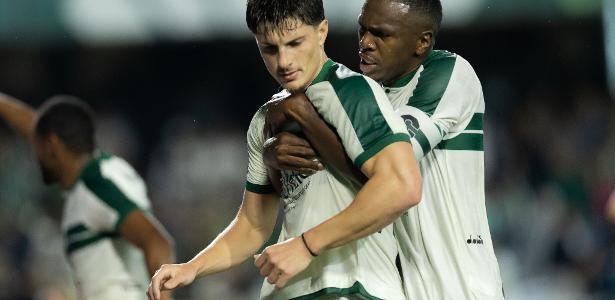 Coritiba vence Chapecoense, encerra jejum de vitórias e cola no G5