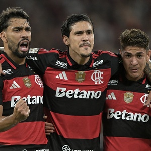 Flamengo vence o Mirassol, paga jogo atrasado e cola no líder Palmeiras