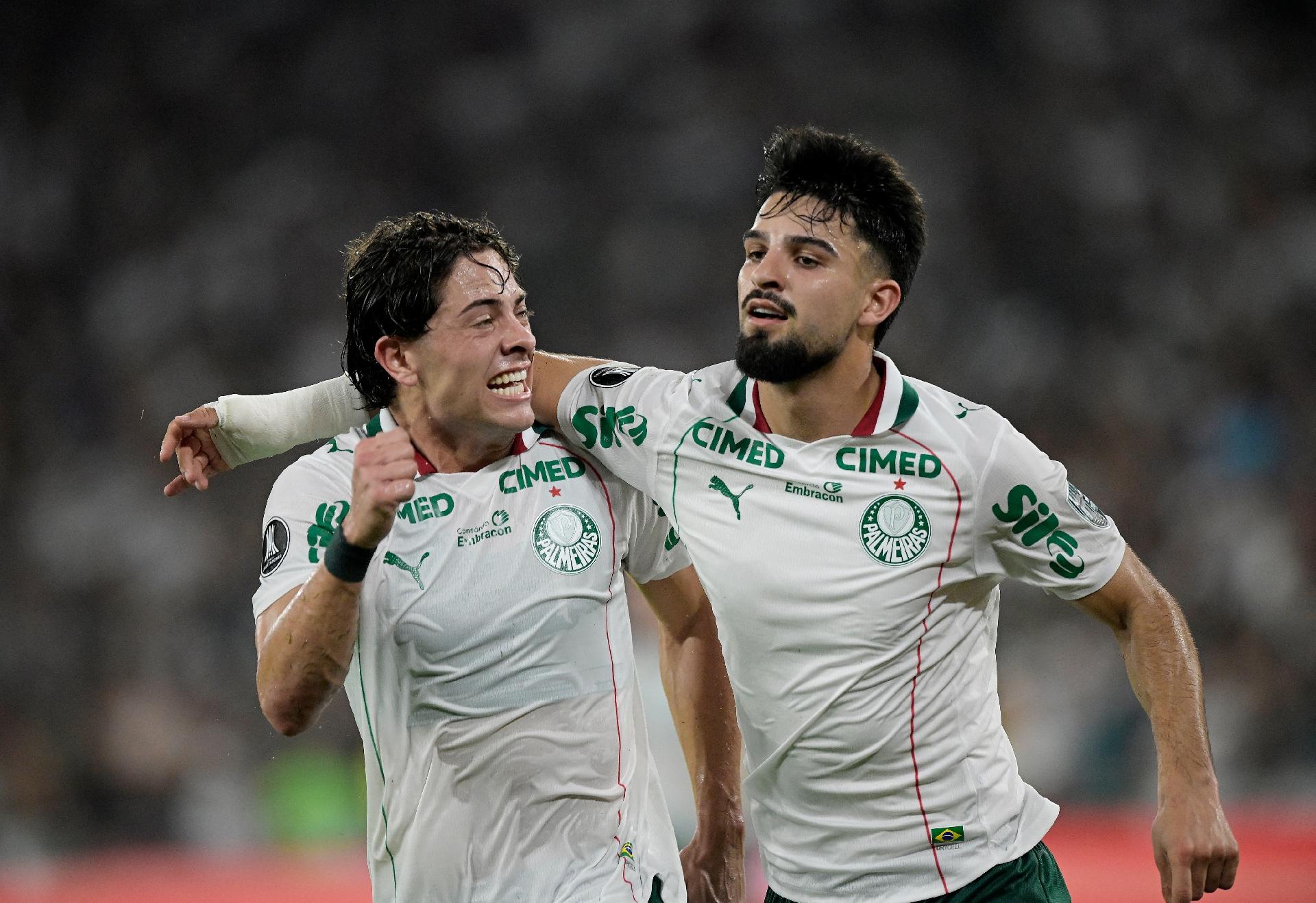 Flaco López e Giay, do Palmeiras, comemoram gol contra o Fluminense, pela Libertadores - undefined