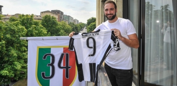 Higuaín posa com a camisa que usará na Juventus - Reprodução/Twitter