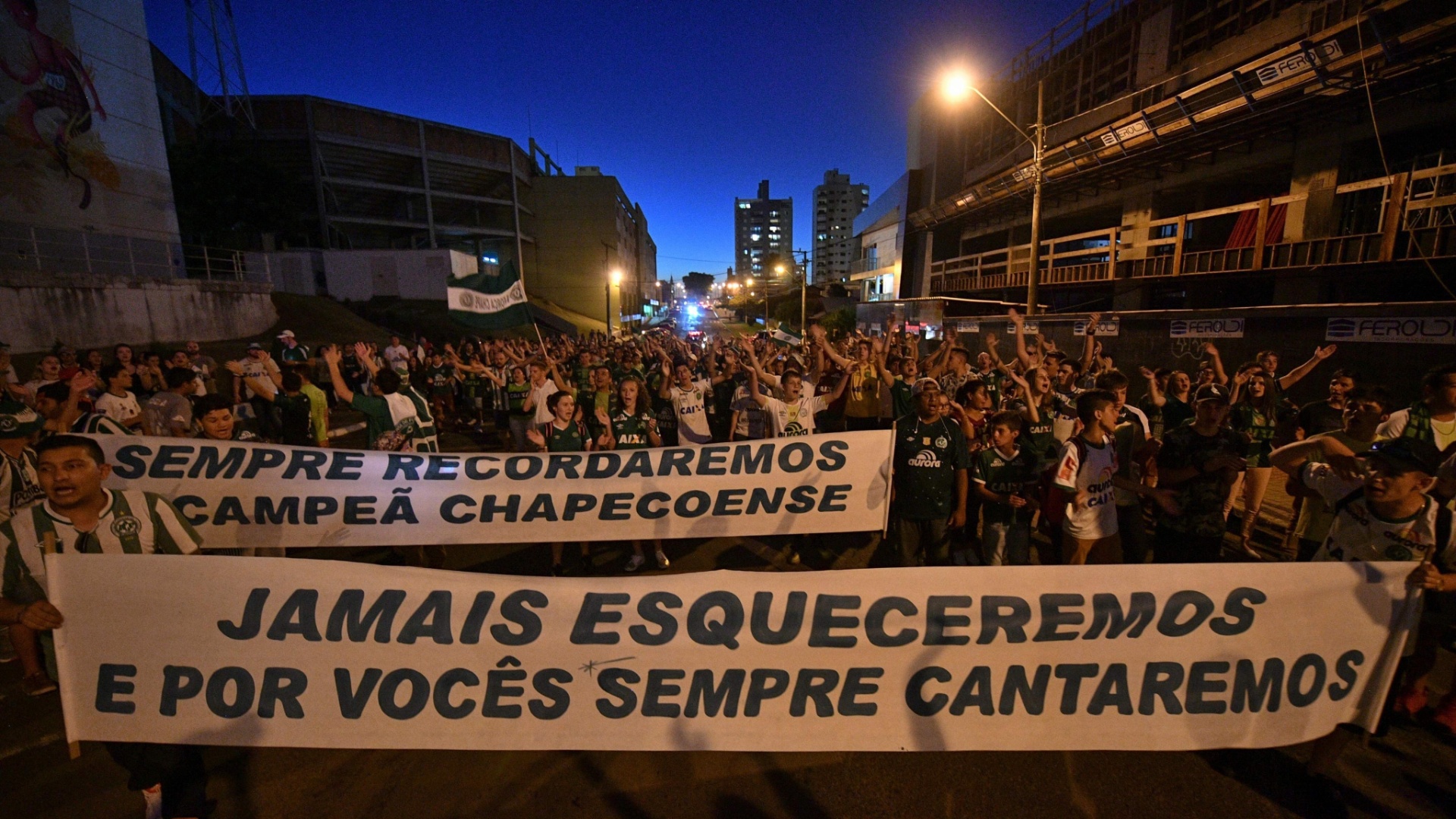 28.nov.2017 - Homenagens na Arena Condá, em Chapecó (SC), às vítimas e aos sobreviventes do acidente aéreo que dizimou a maior parte do time da Chapecoense, entre os dias 28 e 29 de novembro de 2016 - Nelson Almeida/AFP