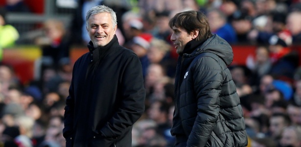 José Mourinho e Antonio Conte brincam durante Manchester United x Chelsea - Andrew Yates/Reuters - Andrew Yates/Reuters