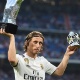 Luka Modric mostra seus prêmios individuais e é saudado pelo Santiago Bernabéu - Denis Doyle/Getty Images