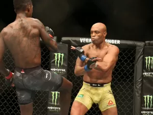 Anderson Silva volta após 2 anos, perde e se afasta de cinturão do UFC -  10/02/2019 - UOL Esporte