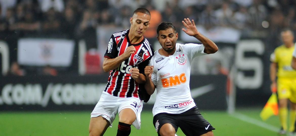 Sornoza e Anthony disputam bola em clássico entre Corinthians e São Paulo - Alan Morici/AGIF