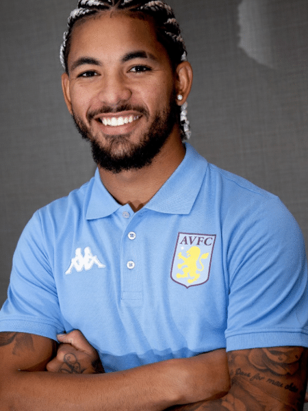 Douglas Luiz, ex-Vasco, posa com a camisa do Aston Villa - Reprodução/Twitter