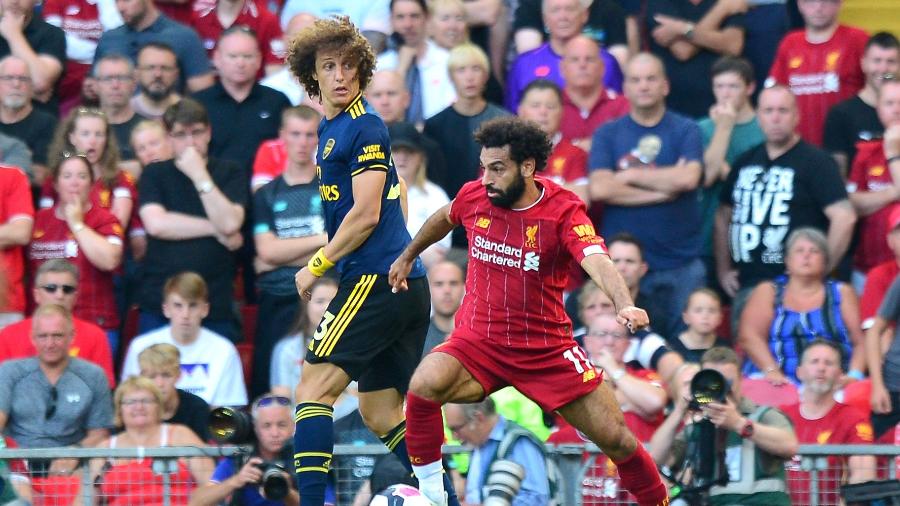 David Luiz olha para Mohamed Salah, durante a partida entre Liverpool e Arsenal no primeiro turno - Anthony Devlin/PA Images via Getty Images