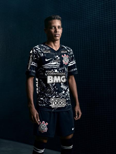 Nova terceira camisa do Corinthians com Pedrinho vestindo - Divulgação