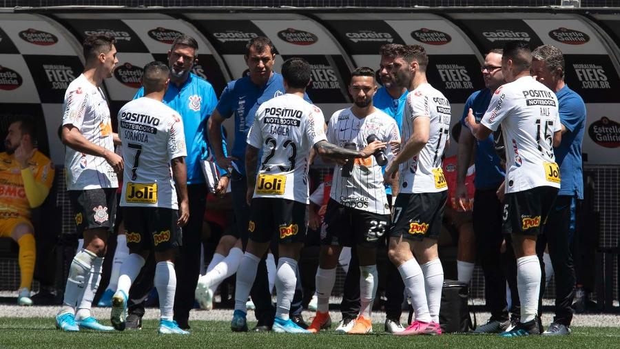 Jogadores do Corinthians recebem orientações de Fábio Carille em jogo do Corinthians nesta temporada - Daniel Augusto Jr. / Ag. Corinthians