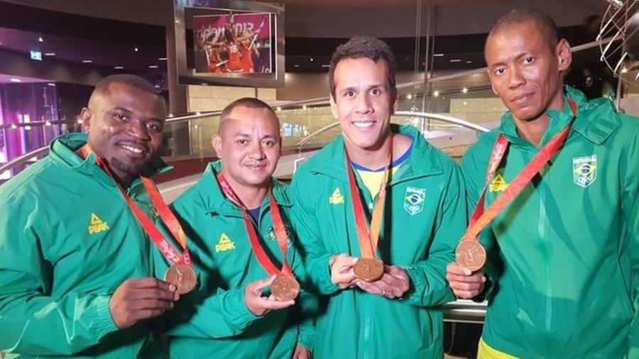 Equipe medalhista de bronze no revezamento 4x100m em Pequim, com Codó (esq) e Bruno Lins (segurando a medalha com as duas mãos, ao centro) - Reprodução/Twitter