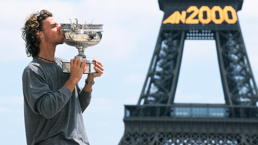 Gustavo Kuerten enfrentou diversas "pedreiras" antes de vencer Roland Garros 2000 - FFT