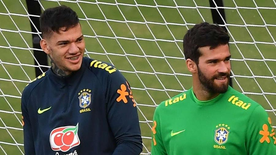 Alisson e Ederson aparecem no top 10 dos goleiros mais caros do mundo - Getty Images