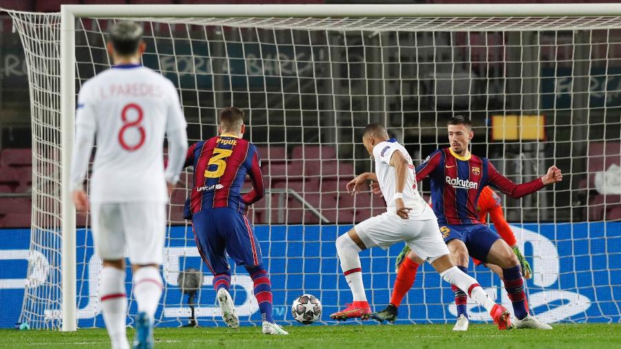 Mbappé se livra de Lenglet e finaliza de perna esquerda para marcar seu primeiro de três gols diante do Barcelona - Albert Gea/Reuters