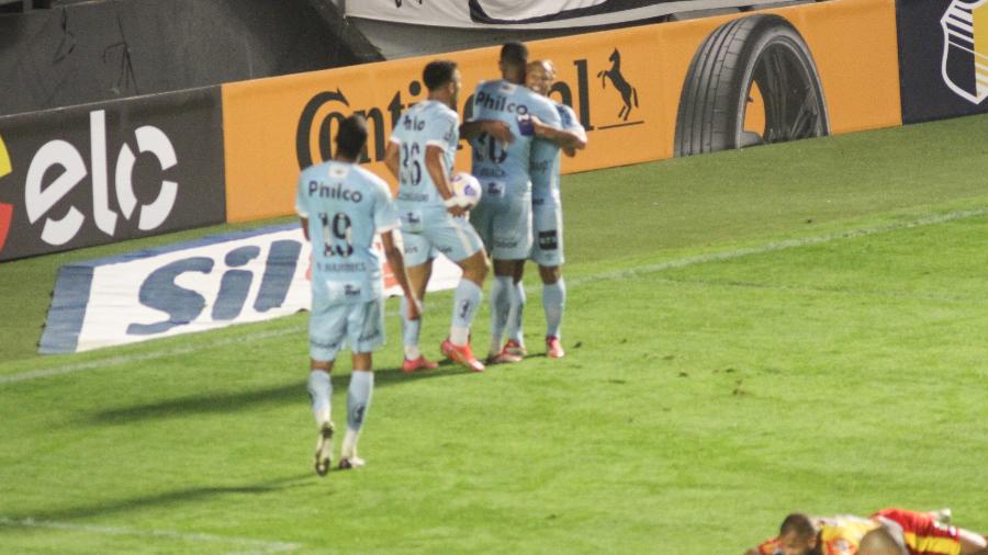 Sánchez comemora com companheiros gol marcado durante partida do Santos contra a Juazeirense, pela ida das oitavas da Copa do Brasil 2021. - Fernanda Luz/AGIF