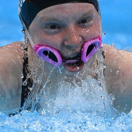 Óculos de Lydia Jacoby, nadadora dos Estados Unidos, saiu dos olhos durante revezamento - Oli SCARFF / AFP