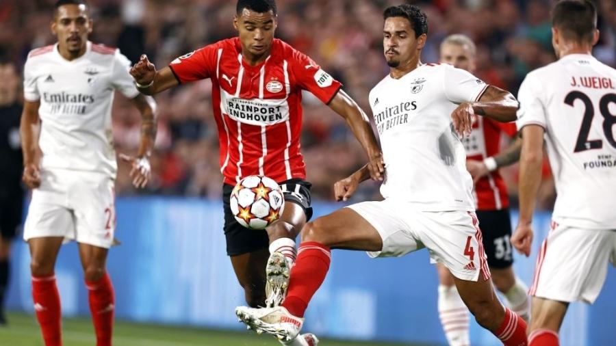 Lucas Veríssimo durante a partida entre PSV e Benfica, pelos play-offs da Liga dos Campeões - ANP Sport via Getty Images