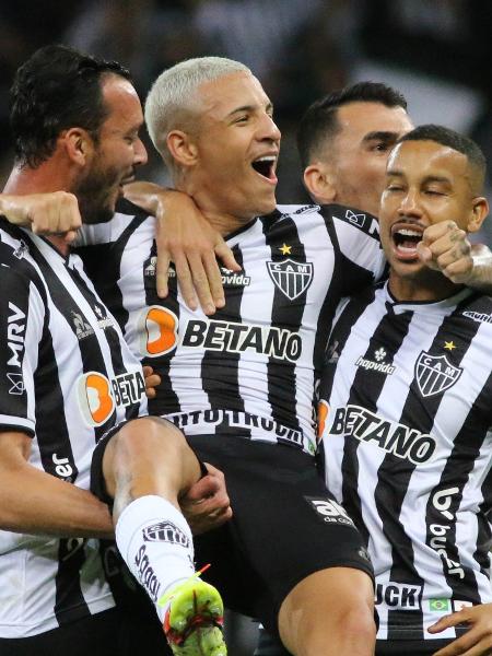 Jogadores do Atlético-MG comemoram gol de Guilherme Arana contra o Fortalezaa - Fernando Moreno/AGIF