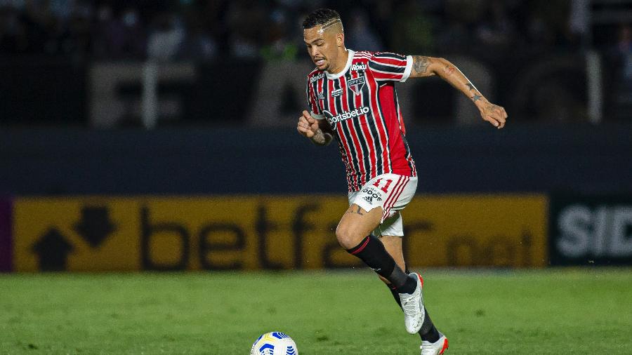 Luciano conduz a bola em jogo do São Paulo contra o Red Bull Bragantino - Diogo Reis/AGIF