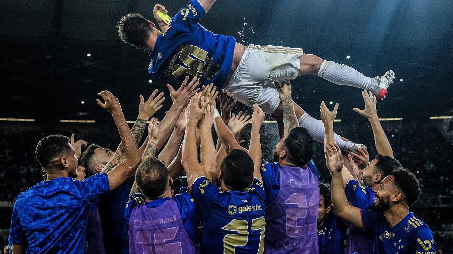 Jogadores do Cruzeiro levantam Rafael Sóbis após a vitória sobre o Brusque - Gustavo Aleixo