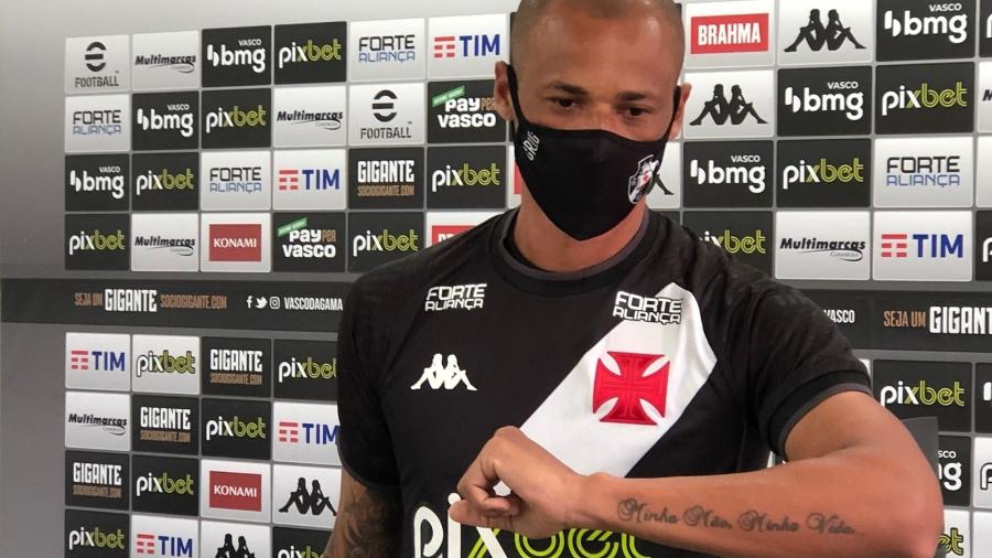 Zagueiro Anderson Conceição tem tatuagem no braço esquerdo: "Minha mãe, minha vida" - Bruno Braz / UOL Esporte
