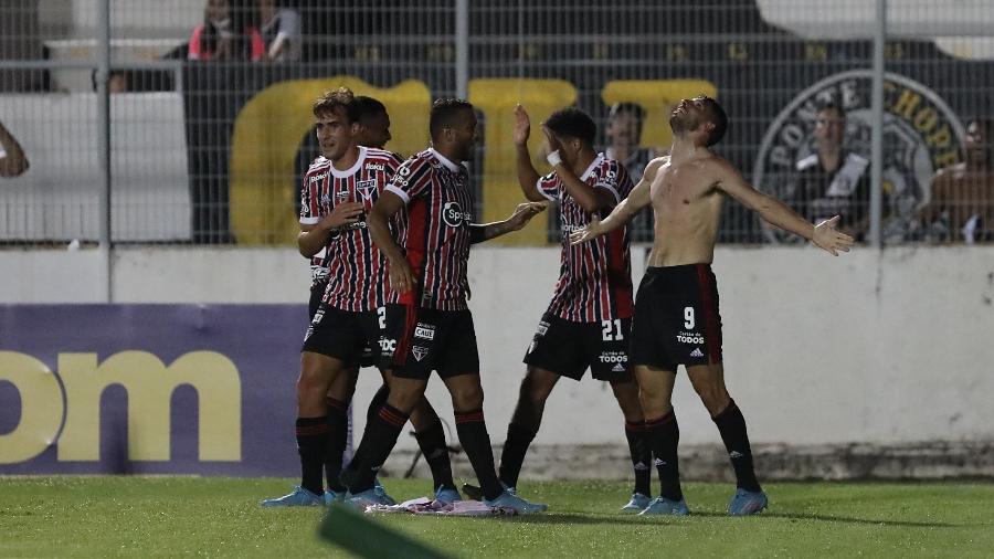 Calleri comemora gol da vitória do São Paulo sobre a Ponte Preta - RUBENS CHIRI/SÃO PAULO FC