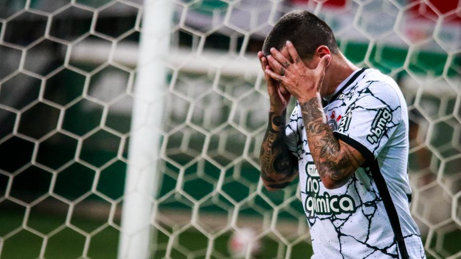 Fagner, do Corinthians, se lamenta na partida contra o Palmeiras, válida pela 6ª rodada do Campeonato Paulista - INICIUS NUNES/AGÊNCIA F8/ESTADÃO CONTEÚDO