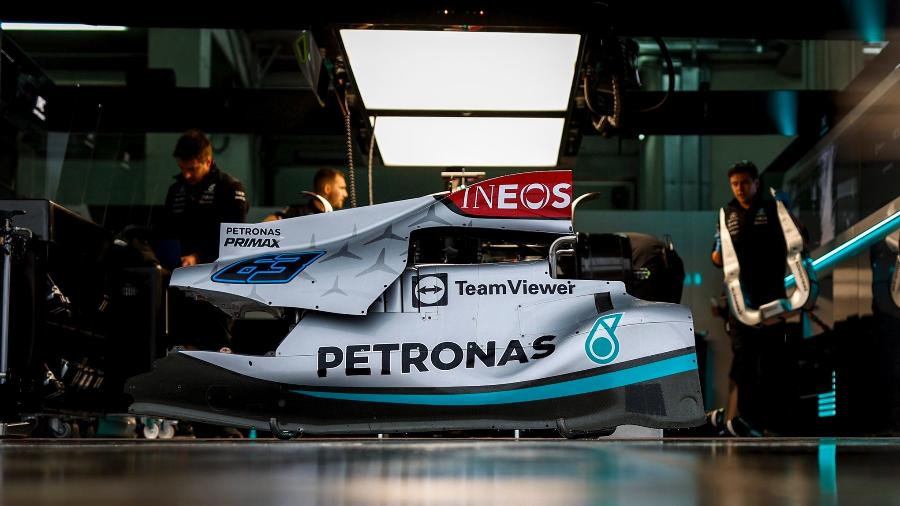 Peças da carenagem do carro de George Russell nos boxes da Mercedes no fim de semana de Ímola - Mercedes