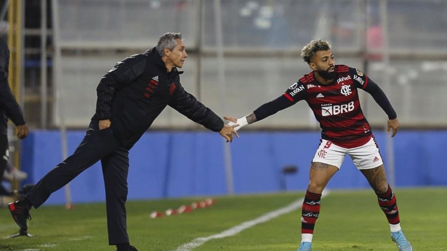 Paulo Sousa dá instruções à Gabigol após o atacante marcar o primeiro gol do Flamengo sobre a U. Catolica  - Gilvan De Souza / Flamengo