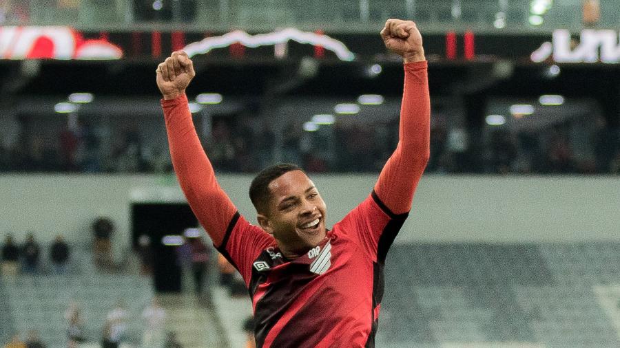 Vitor Roque comemora gol pelo Athletico contra o Libertad, pela Libertadores - Robson Mafra/AGIF