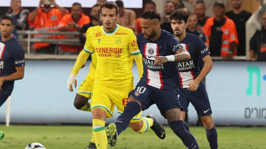 Neymar disputa a bola durante jogo entre PSG e Nantes - JACK GUEZ/AFP