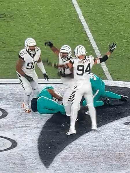 Tua Tagovailoa, dos Dolphins, recebe pancada forte na cabeça durante jogo da NFL - Reprodução/Twitter