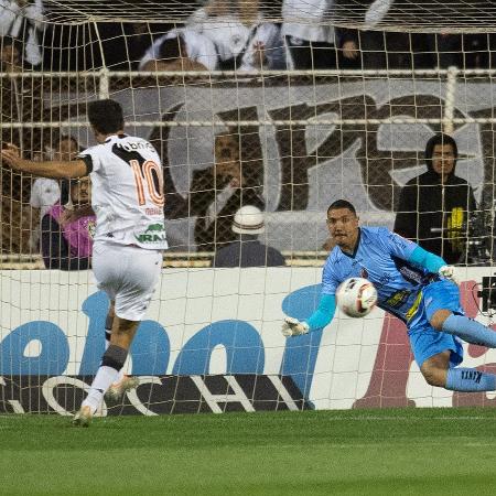 Nenê deslocou Jefferson Paulino e abriu o placar em Ituano x Vasco, jogo da Série B - Diogo Reis/AGIF