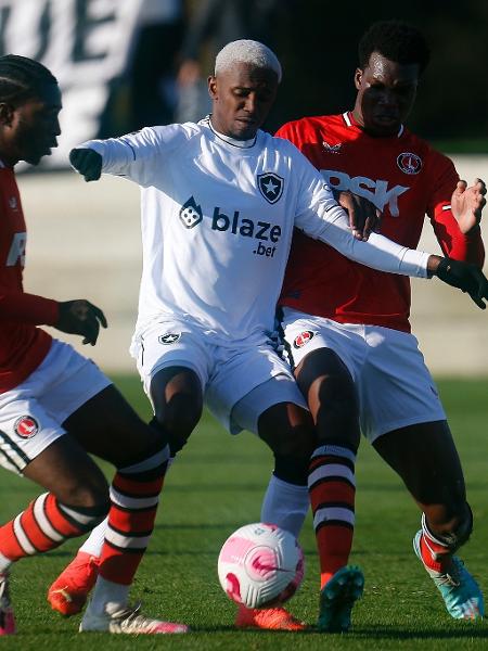 Jeffinho, atacante do Botafogo, em ação em jogo-treino com o Charlton Athletic - Vitor Silva / Botafogo
