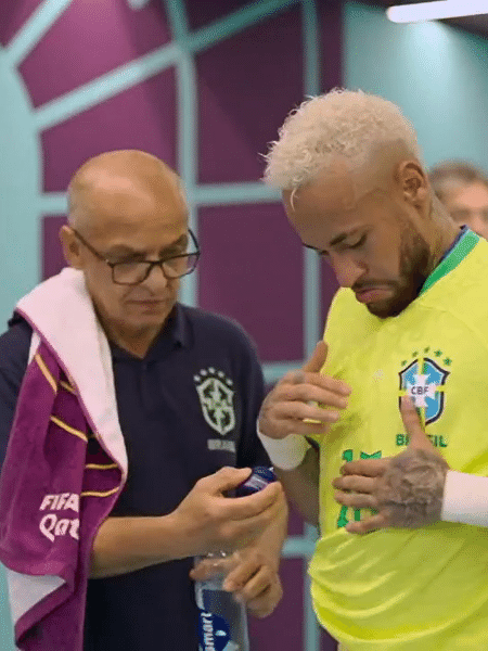Neymar passa pomada no intervalo do jogo do Brasil contra a Coreia do Sul - Reprodução/Globo